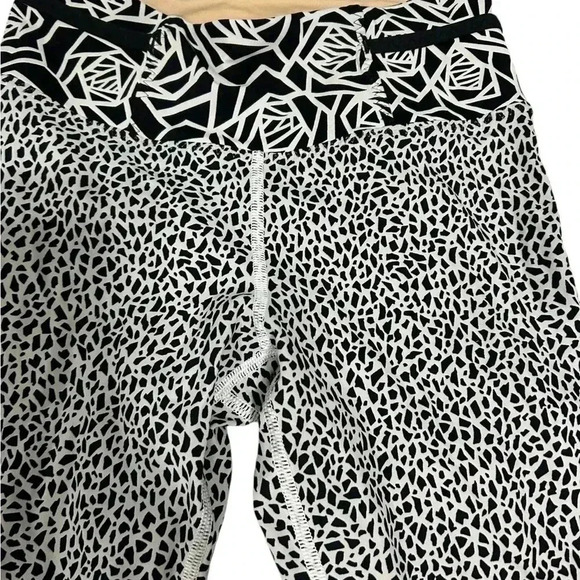 Lululemon Real Quick Tight Miss Mosaic White / Posey Black White, Luxtreme® 2 - Picture 2 of 9